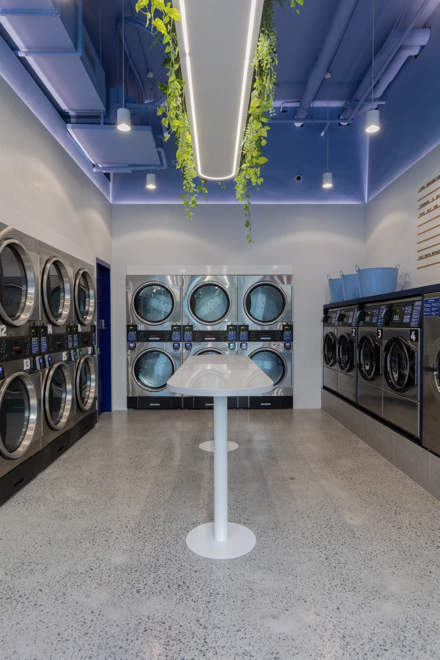 Clean laundromat near Mascot Station